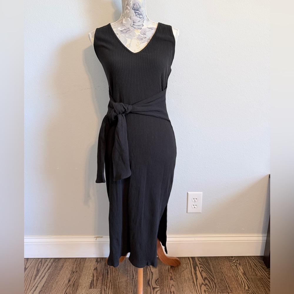 GIBSONLOOK Black Ribbed Midi Dress Front Tie Waist Side Slits Size Medium NWT